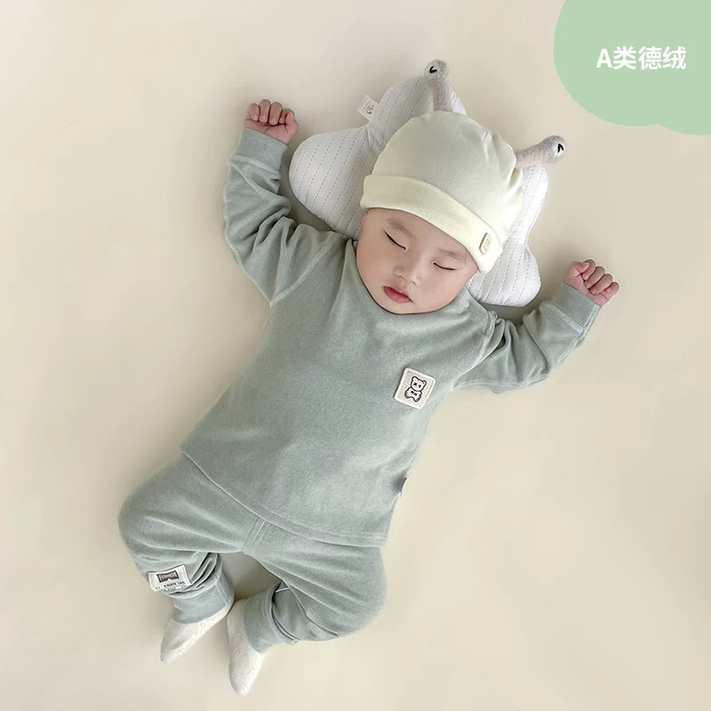 Qış üçün qalınlaşmış flis astarlı, sıx oturan termal alt paltarı, iki hissəli termal üst geyim və şalvarlı körpə geyim dəsti.