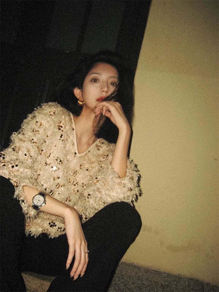 Bu payız/qış dəbli qadınlar üçün V-yaxalı, püsküllü, bəzəkli sviter gözəl, zərif və inanılmaz dərəcədə şirindir.