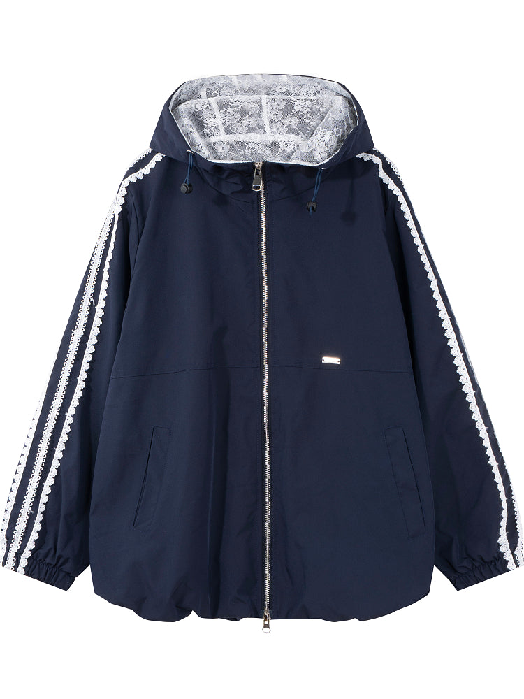 Krujeva bəzəkli, şık boş formalı, kapşonlu küləkdən qoruyucu, böyük ölçülü qadın gödəkçəsi, yeni 2026-cı ilin yaz dizaynı.