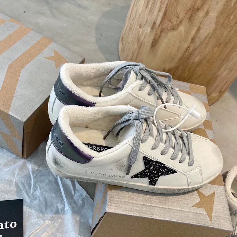 Qış üçün yun astarlı Koreya üslubunda dəbli, zədələnmiş dəri qadın orijinal dəri, zədələnmiş ulduzlu düz idman ayaqqabıları, retro ağ idman ayaqqabıları, çirkli idman ayaqqabıları