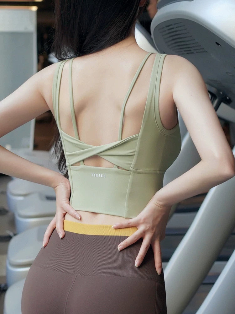 Fitnes qızları gözəl arxa idman büstqalteri zərbəyə davamlı təkanla qaldıran jilet, sarkma əleyhinə yoqa büstqalterinin xarici geyimi