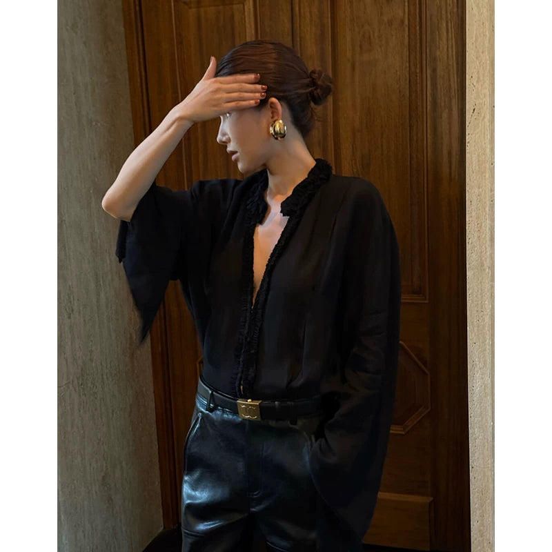 Qadınlar üçün fransız üslubunda dizaynlı, qırışlı haşiyəli, V-yaxalı, qara uzunqol köynək, payız üslubunda, zərif, dəbdəbəli, gənc və şık.