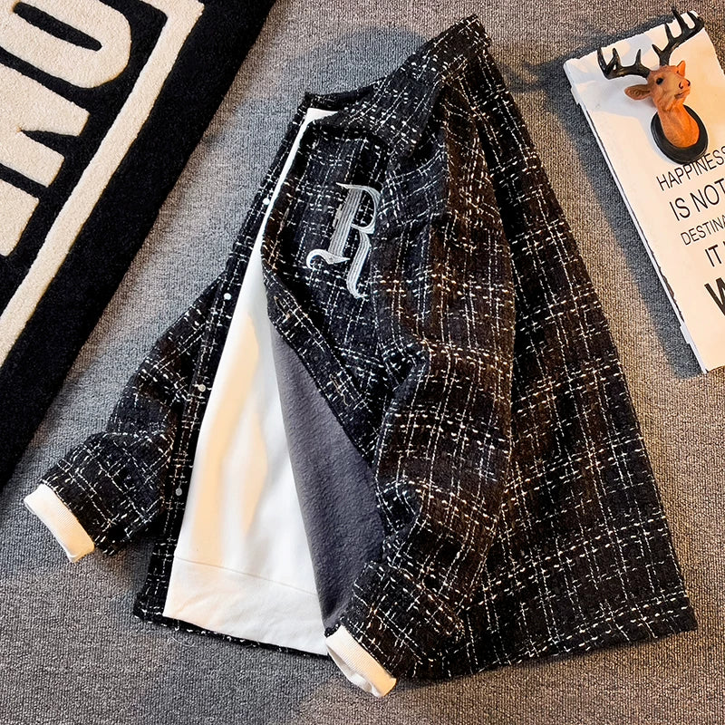 Chanel-dən ilhamlanmış, yaz və payız üçün mükəmməl olan, kişilər üçün qısa, geniş, gündəlik, çox yönlü yun palto. Həmçinin dəbli, yüksək səviyyəli dama-dama köynək daxildir.