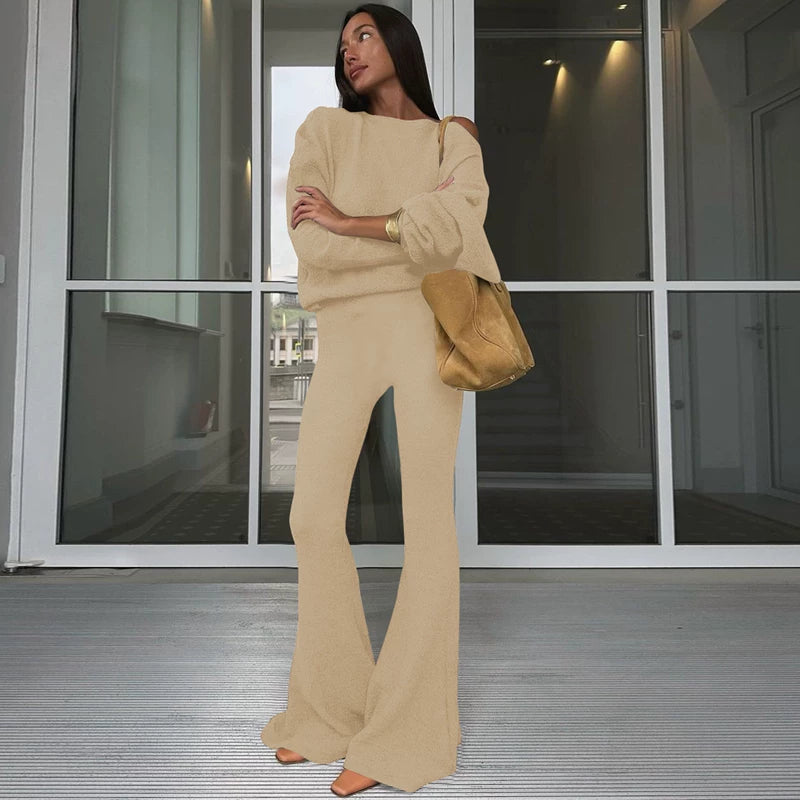 Dəbli qəhvəyi rəngli, çiyinləri açıq uzunqol köynək və geniş şalvar, iki hissəli dəst, 2025-ci ilin yaz/payız mövsümünün dəbli və dəbli üslubu.