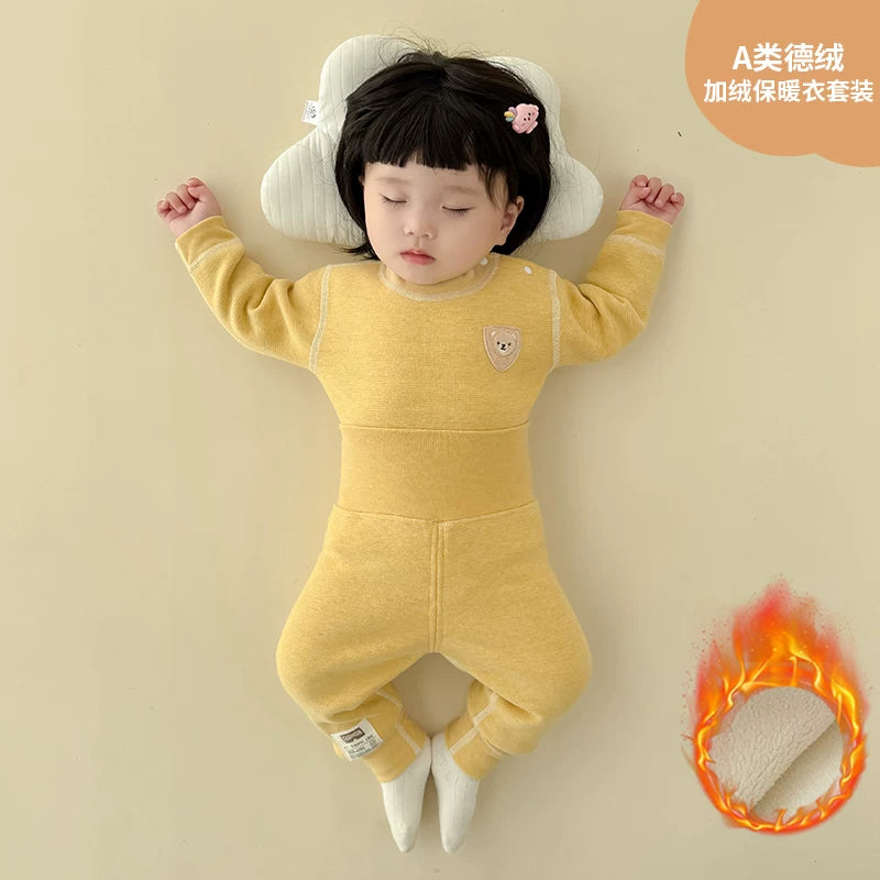 Qış üçün qalınlaşmış flis astarlı, sıx oturan termal alt paltarı, iki hissəli termal üst geyim və şalvarlı körpə geyim dəsti.