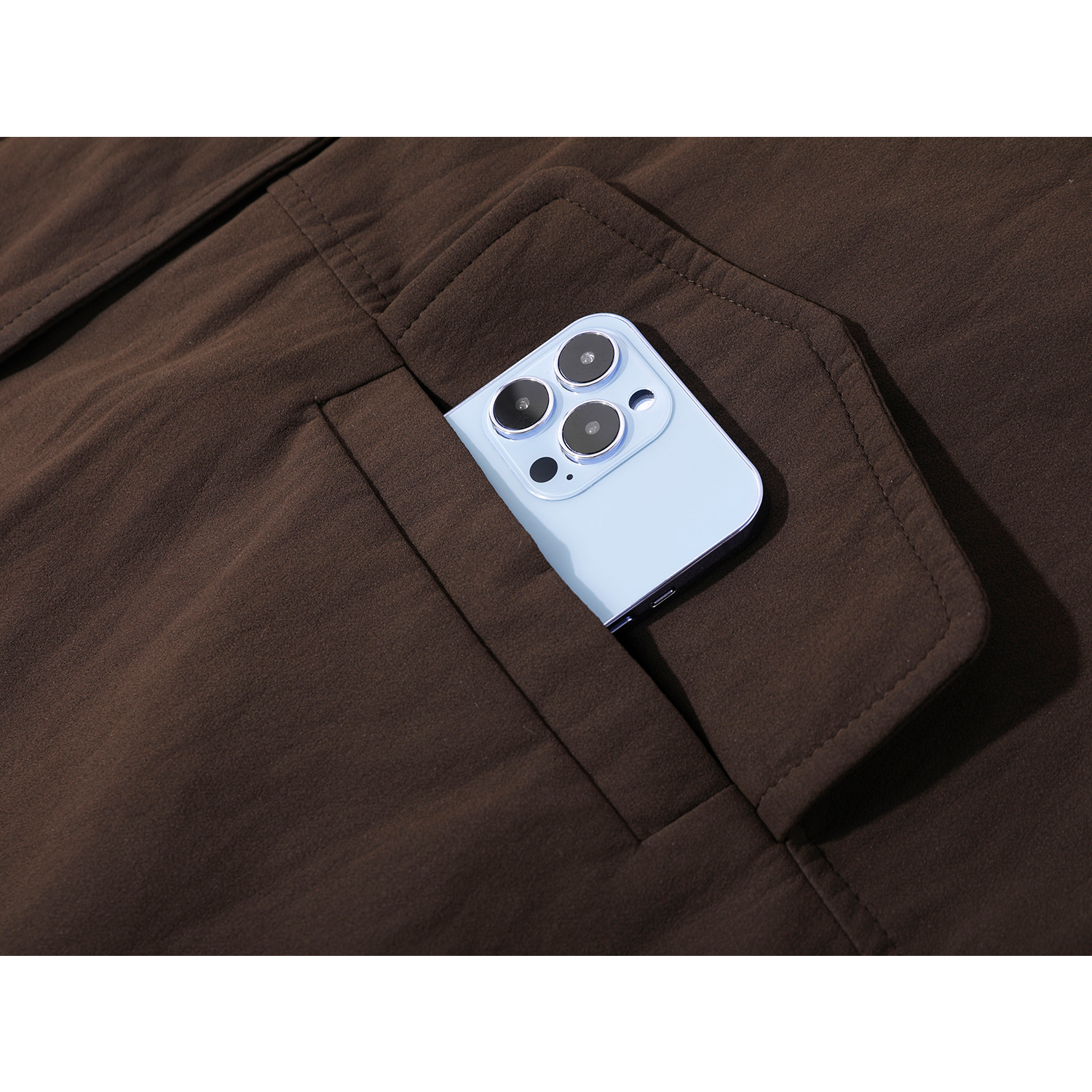 Chorlisa-nın yaxa dizaynlı şık və çoxfunksiyalı retro stilli dəri gödəkçəsi payız və qış üçün idealdır. Dəbi və stili sevən qadınlar üçün əla seçimdir.