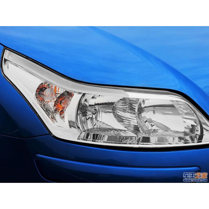 It is applied to the headlight assembly of Citroën C4 sedan and hatchback models manufactured from 2008 to 2011, with black and white lower parts.