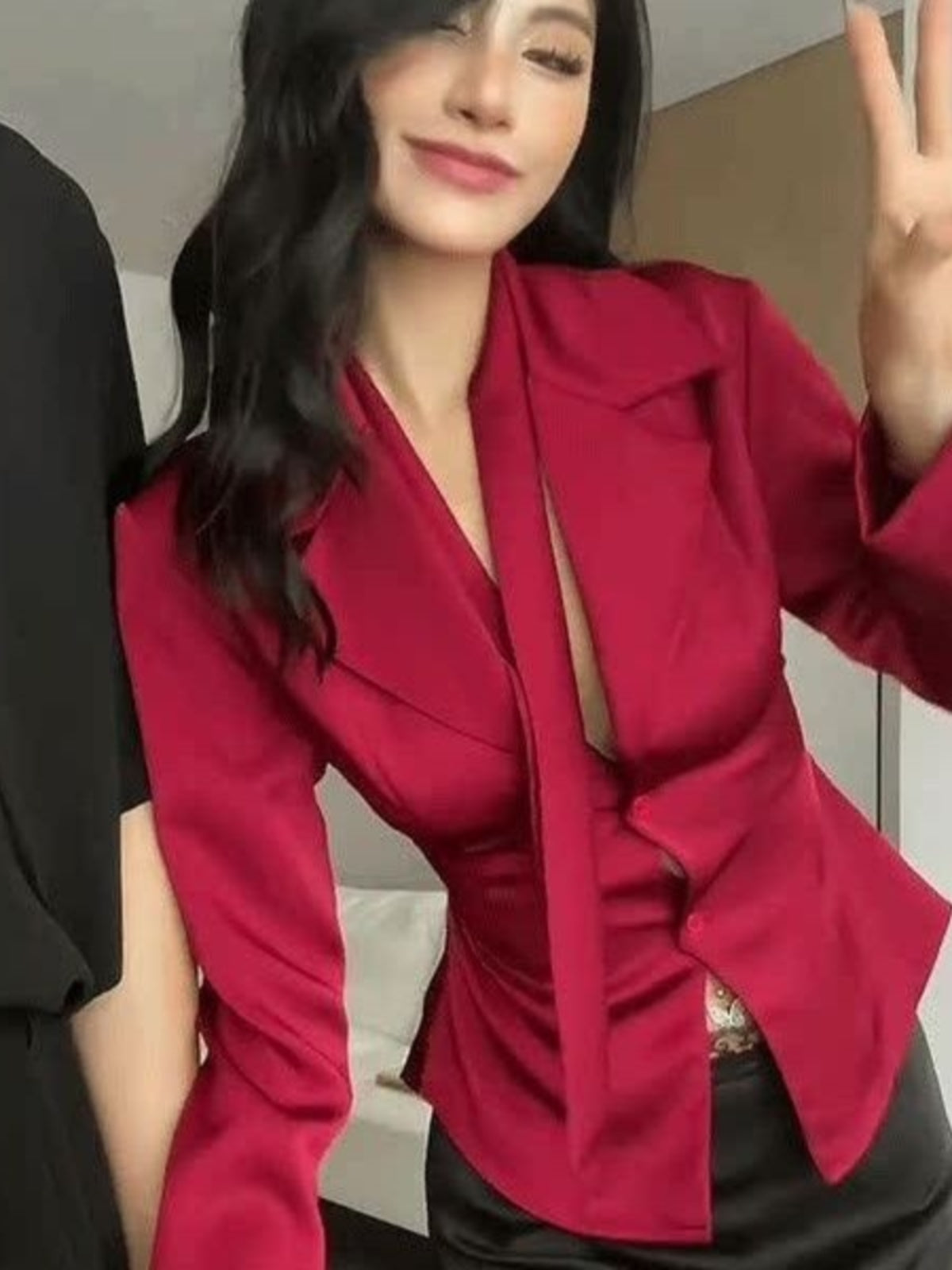 Qadınlar üçün fransız üslubunda qırmızı kostyum, yaxalıqlı köynək, erkən payız yeni dəb, saf və seksual, incə bədən quruluşu, unikal və fərqli köynək.