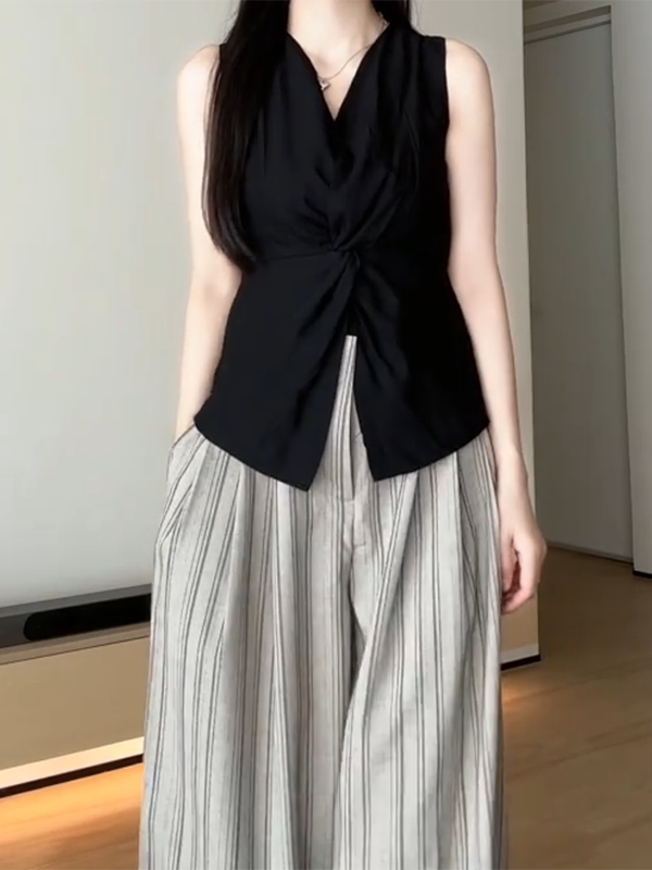 Qadınlar üçün böyük ölçülü qara V-yaxalı qolsuz köynək, 2026-cı ilin yayı üçün yeni model, dizayna uyğun bel hissəli, incəldən köynək.