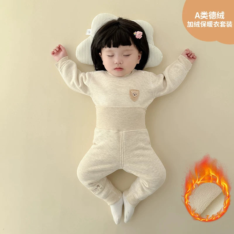 Qış üçün qalınlaşmış flis astarlı, sıx oturan termal alt paltarı, iki hissəli termal üst geyim və şalvarlı körpə geyim dəsti.