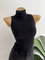 Çox yönlüdür! Bu Koreya üslubunda, şık, hündür yaxalı, qabırğalı qolsuz jilet əsas təbəqənin üzərinə qat-qat geyinmək üçün idealdır.