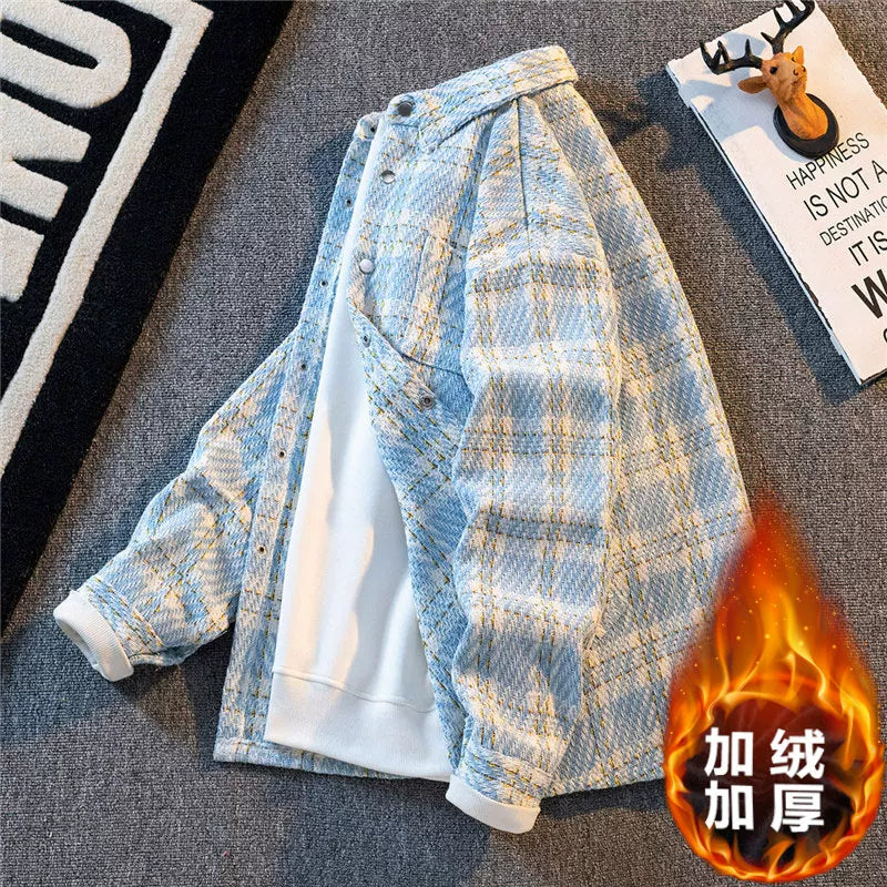 Chanel-dən ilhamlanmış, yaz və payız üçün mükəmməl olan, kişilər üçün qısa, geniş, gündəlik, çox yönlü yun palto. Həmçinin dəbli, yüksək səviyyəli dama-dama köynək daxildir.