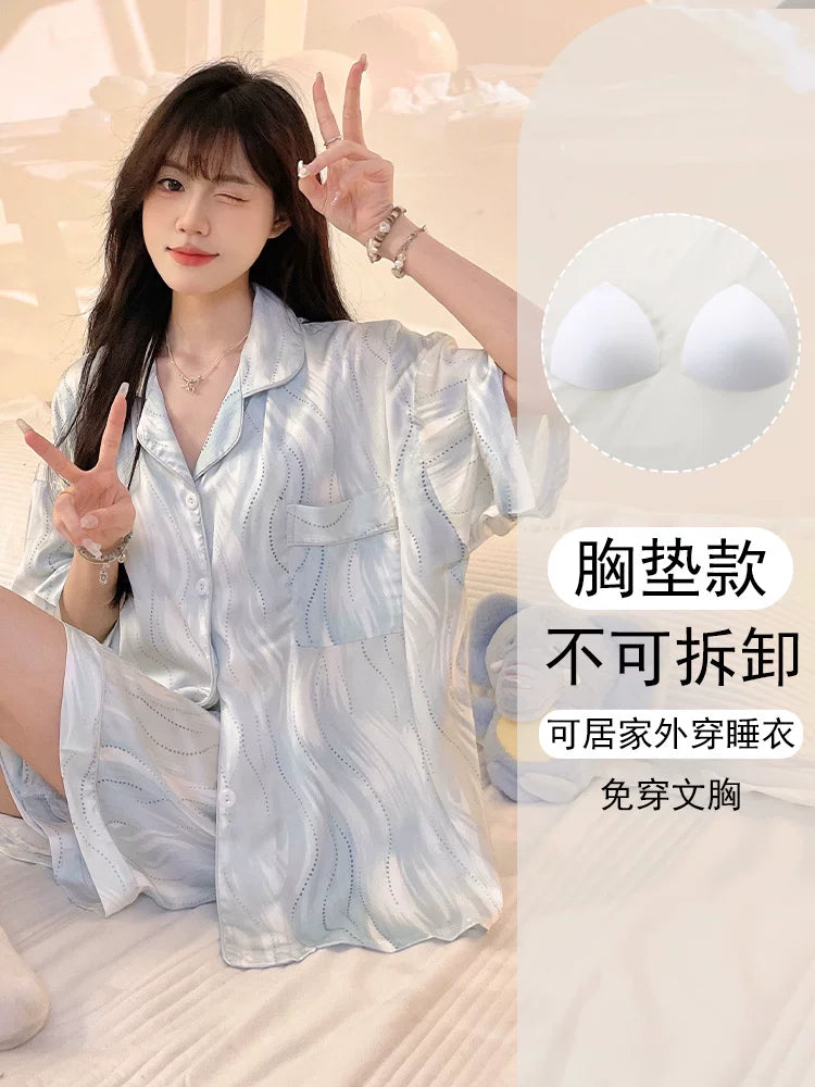 Qadın yay qısaqol buz ipək pijama sinə yastıqları ilə 2026 yeni üç parçalı kostyum yayda açıq havada, nazik ev paltarında geyinmək olar