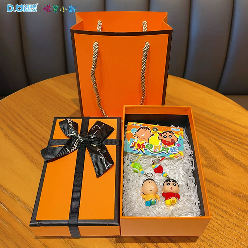 Orijinal Crayon Shin-chan Kiçik Burun Tutucu Telefon Zənciri 2025 Yeni Stil Qulaqlıq Avtomobil Açar Zənciri Sırt Çantası Kulon Açar Zənciri