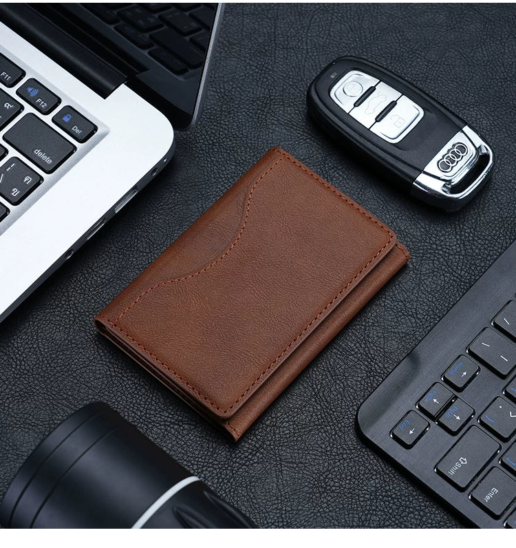 Bütün Apple iPhone modelləri ilə uyğun MagSafe maqnit telefon tutacağı və kart tutacağı. Çoxkartlı yuvası olan üçqat qatlanan çanta.