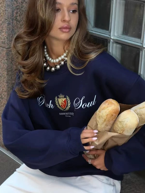 Yeni Avropa və Amerika üslubunda boş oturan, dairəvi yaxalı sviter