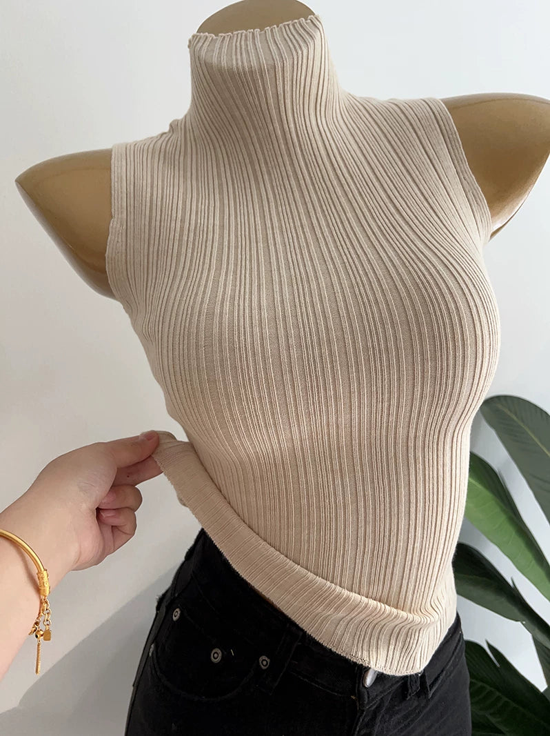 Çox yönlüdür! Bu Koreya üslubunda, şık, hündür yaxalı, qabırğalı qolsuz jilet əsas təbəqənin üzərinə qat-qat geyinmək üçün idealdır.