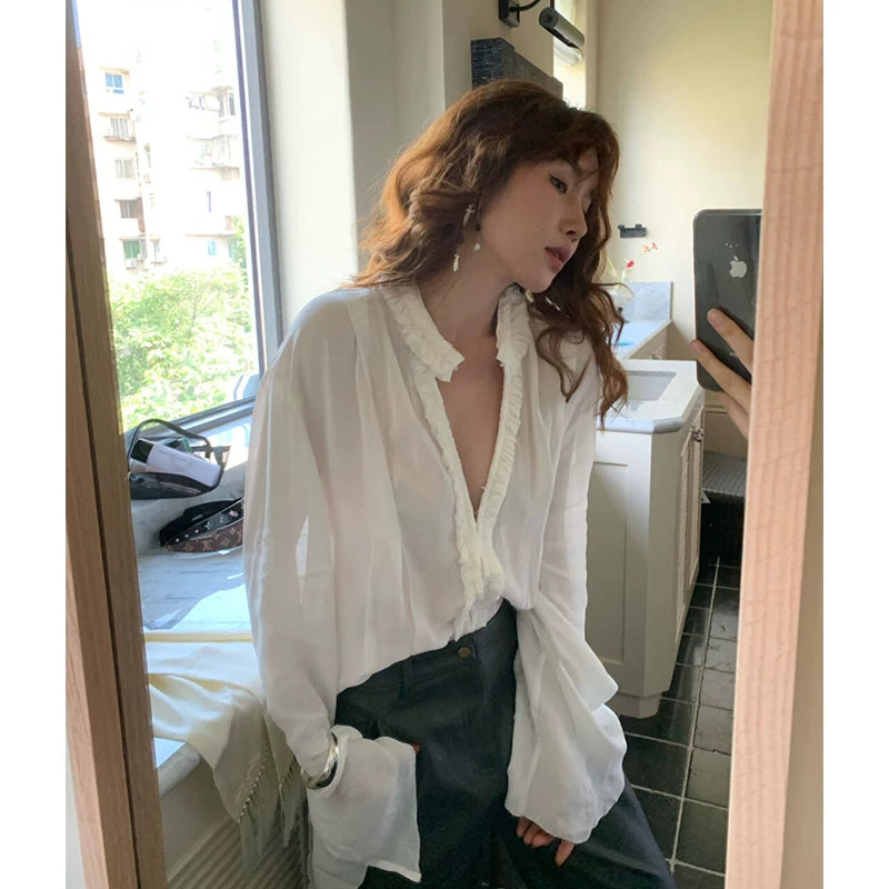 Qadınlar üçün fransız üslubunda dizaynlı, qırışlı haşiyəli, V-yaxalı, qara uzunqol köynək, payız üslubunda, zərif, dəbdəbəli, gənc və şık.