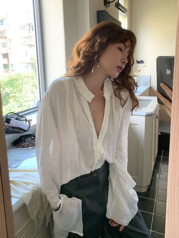 Qadınlar üçün fransız üslubunda dizaynlı, qırışlı haşiyəli, V-yaxalı, qara uzunqol köynək, payız üslubunda, zərif, dəbdəbəli, gənc və şık.