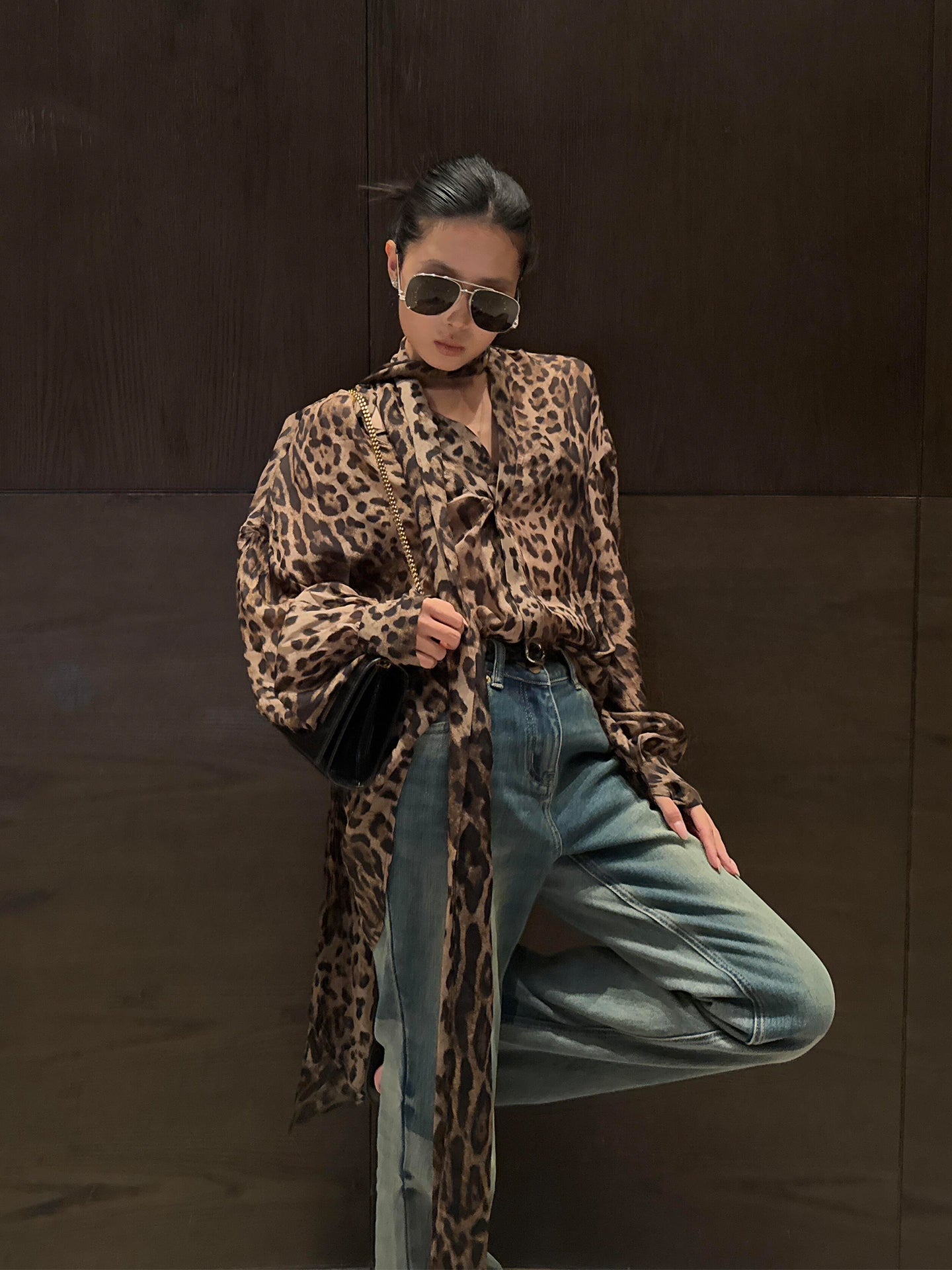 Sağa dönün / Çenin buddan yuxarı vəhşi canlılıq bəbir naxışlı lent rəngli qadın uzunqol köynəyi