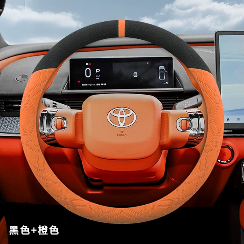2025 Toyota Corolla üçün sükan örtüyü, zamşa və sürüşməyən, təri udma materialından hazırlanmışdır.