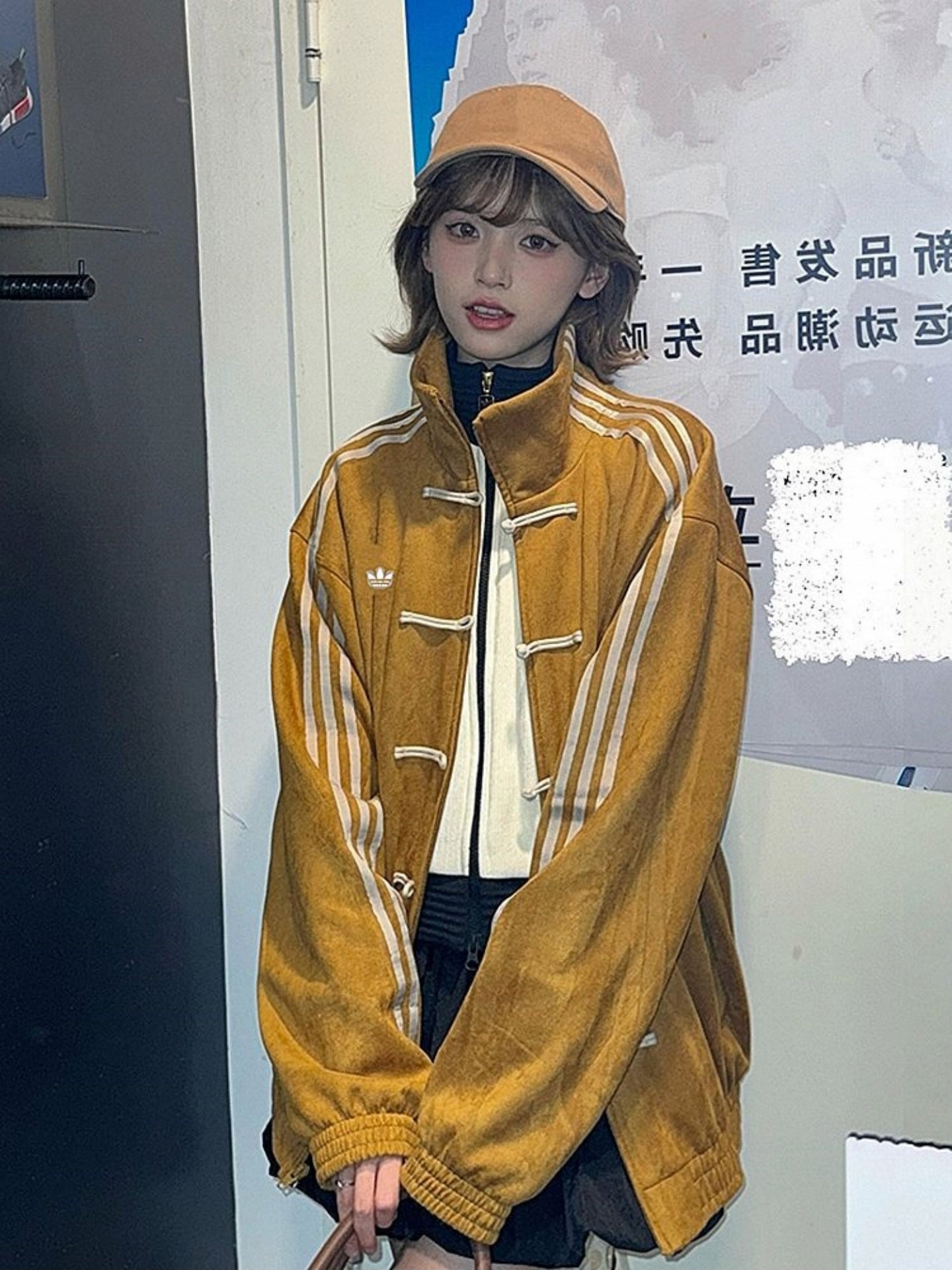 Populyar Tövsiyə | Wang Anyu's Stilində Zamşa Qatlanan Düyməli Yeni Çin Stilində Tang Kostyumlu Dayaq Yaxalı Gödəkçə JZ9927