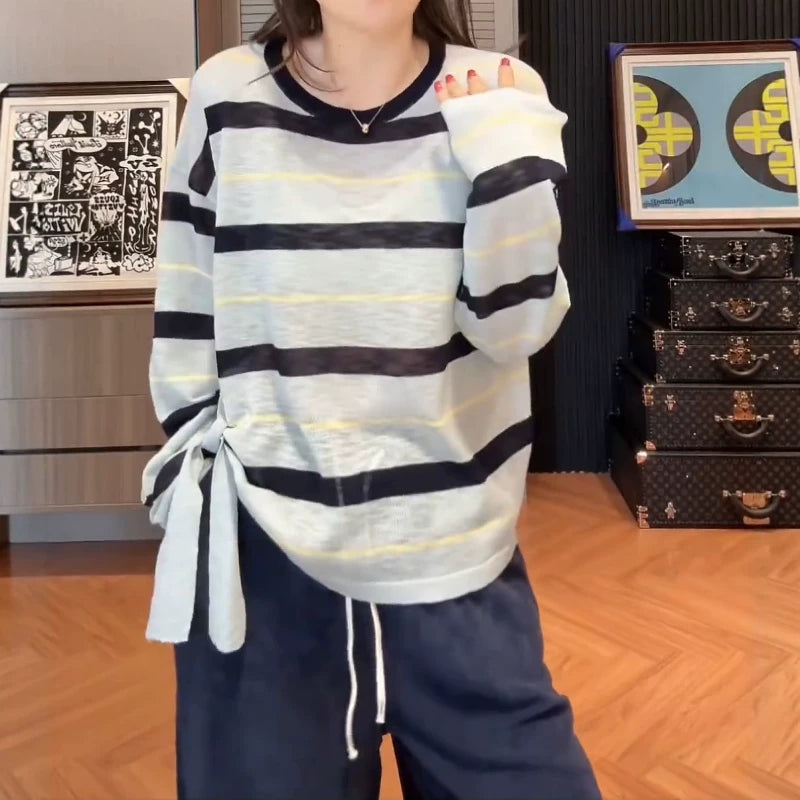 Böyük ölçülü, qalstuklu, uzunqollu, zolaqlı, erkən yaz, arıqlama və boş forma üçün ideal olan, daxili və ya əsas üst geyim kimi ideal olan qadın futbolkası.