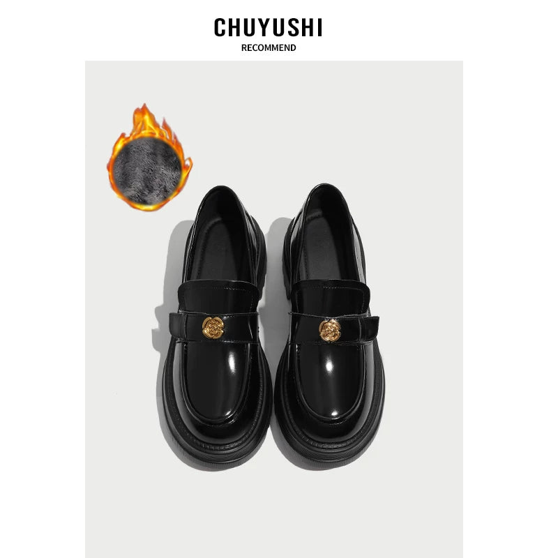 CHUYUSHI Camellia Love ~ Kiçik Qızılı Sikkə Tokaları ilə Qara Platformalı Loferlər, Qadınlar üçün Britaniya Üslubu