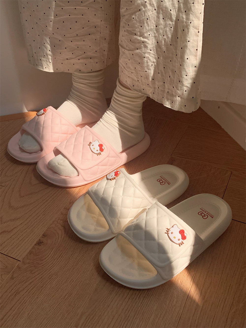 Nazik Sanrio terlikləri IP birgə Hello Kitty terlikləri sürüşməyə qarşı EVA yumşaq dibli ev ayaqqabıları qadınlar üçün yay
