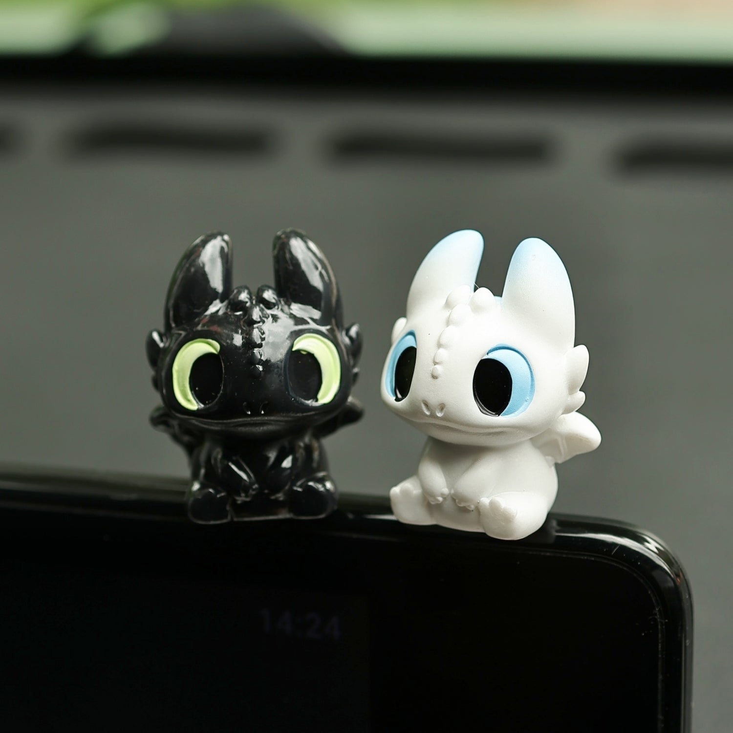 Avtomobil Aksesuarları Ağ-Qara Kiçik Uçan Əjdaha Sevimli Kukla Avtomobil Mərkəzi Konsolu Kukla Ekranı Yatan Dekorasiya