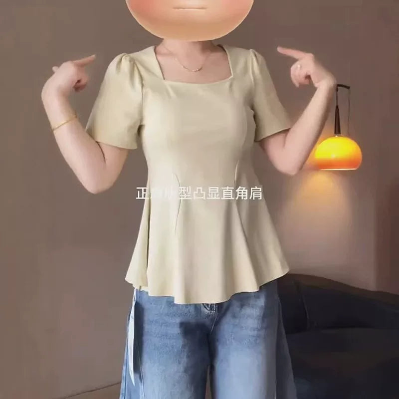 Böyük ölçülü, Avropa üslubunda, kvadrat yaxalı, yay üçün qadınlar üçün qısaqol köynək, bir az dolğun qadınlar üçün yaraşıqlı, armud formalı fiqurlar və qarnını gizlədir.