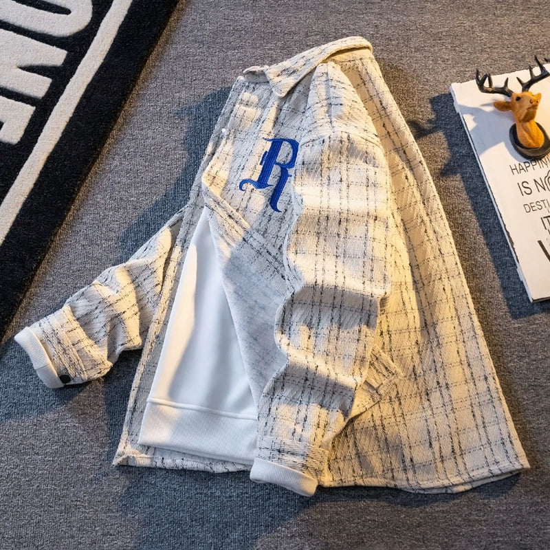 Chanel-dən ilhamlanmış, yaz və payız üçün mükəmməl olan, kişilər üçün qısa, geniş, gündəlik, çox yönlü yun palto. Həmçinin dəbli, yüksək səviyyəli dama-dama köynək daxildir.