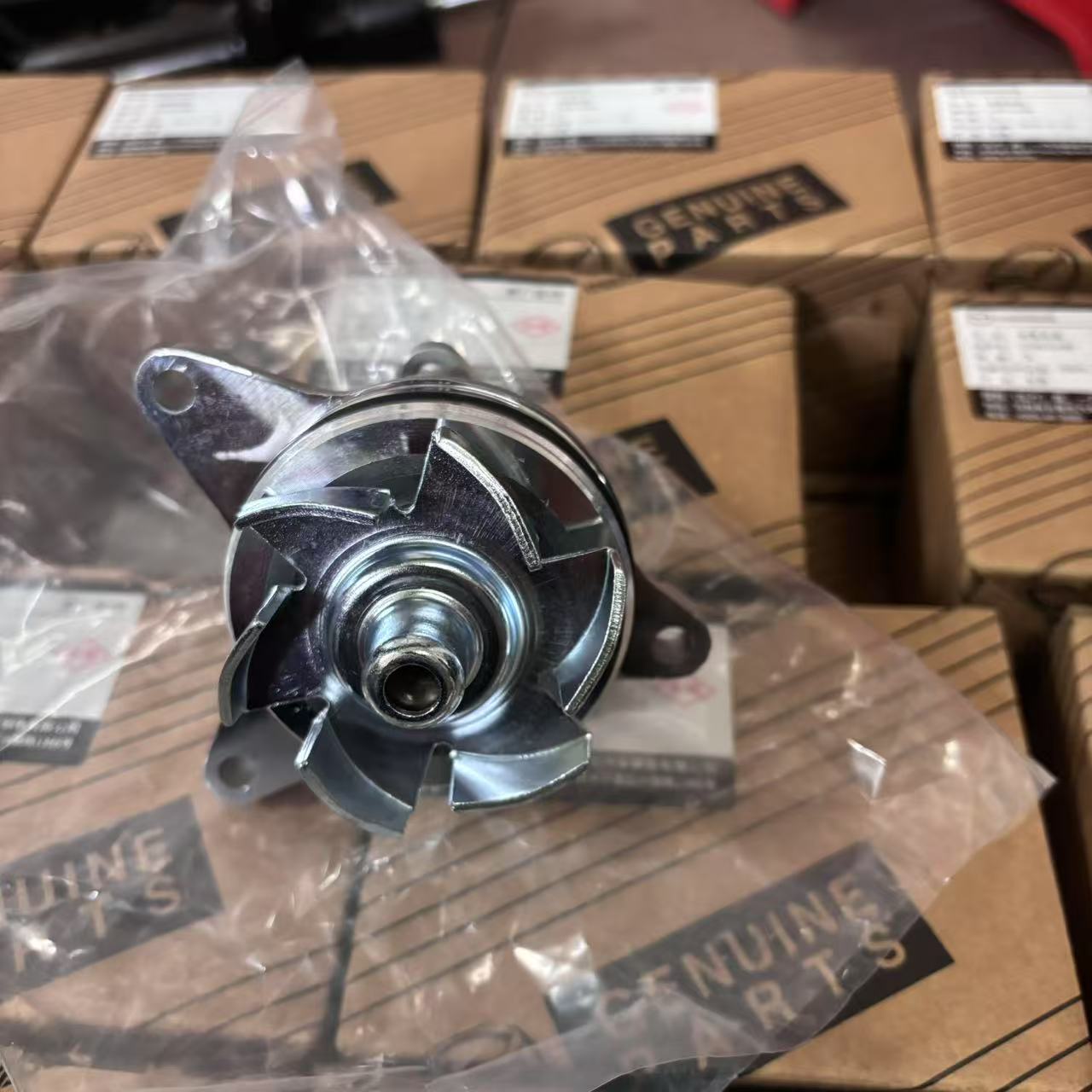 Mazda 3, Mazda 6, Mazda 8, Mazda CX-8, Mazda 5, Besturn B70 və Mondeo üçün orijinal soyutma su nasosu dəsti ilə uyğundur.