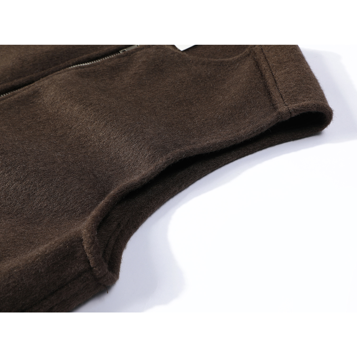 Cholisa-nın yumşaq, çox yönlü və rahat üslublu payız və qış hırka jileti, Koreya üslubunda qadın geyimləri ilə bəzədilib.