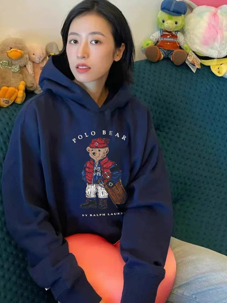 Zhou Yutong-un Amerika retro tünd göy rəngli sviter, qadın 2025-ci il yeni payız və qış stilində, flis astarlı və kiçik ayı naxışı ilə qalınlaşdırılmış.