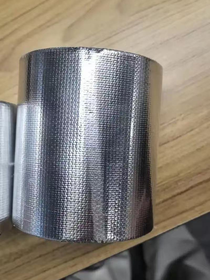 Öz-özünə yapışan alüminium folqa fiberglas parça tape ev dam izolyasiyası günəşdən qorunma alüminium folqa kağızı odadavamlı film yansıtıcı yüksək temperatur alüminium folqa parça
