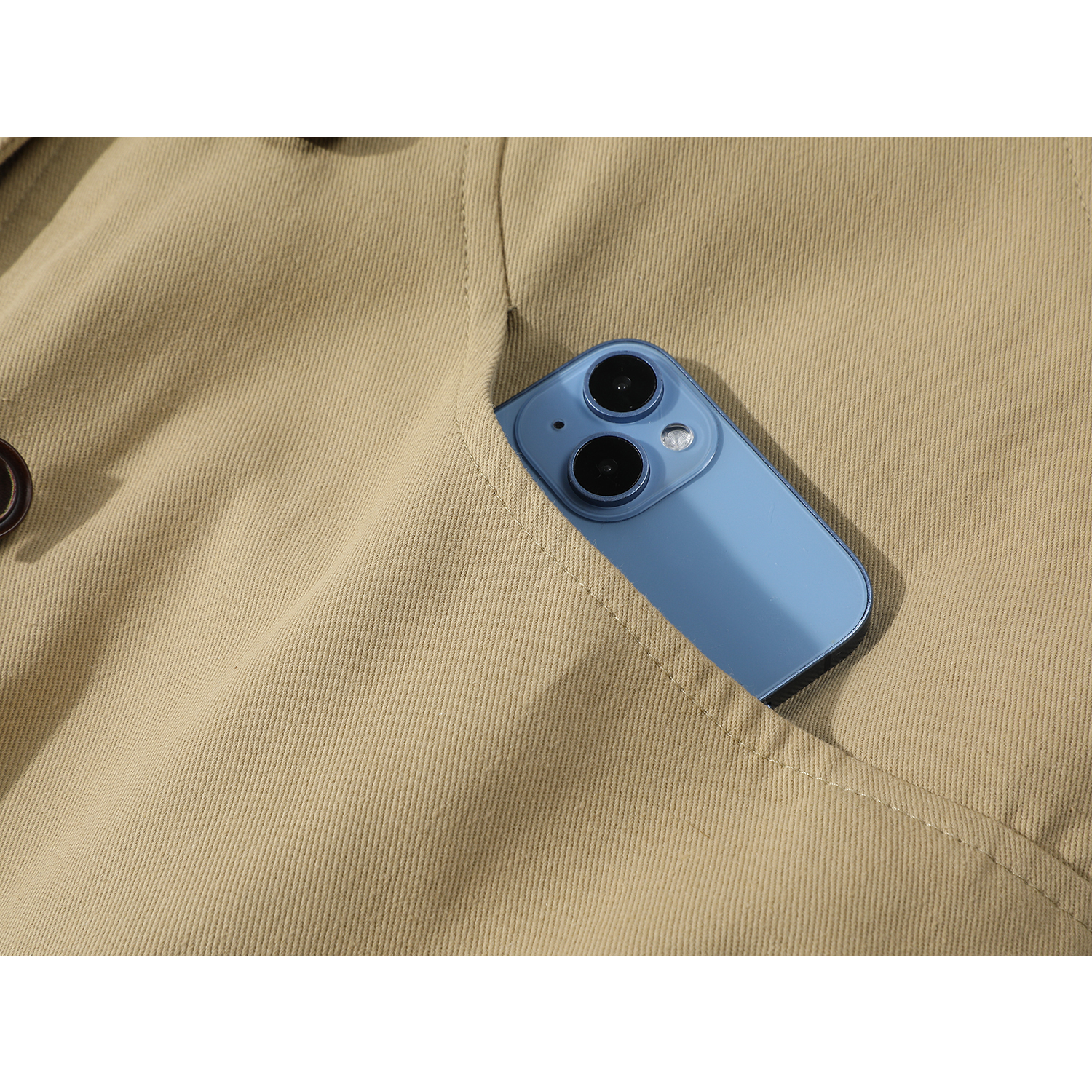 Cholisa-nın quzu yun yaxası ilə qışın əvvəlində qalın paltosu, isti iş geyimi üslubunda aşağıdan hazırlanmış parka qısa topu, qadınlar üçün