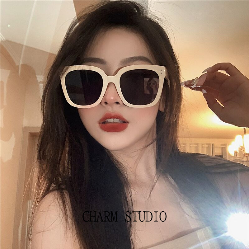 Retro jennie eyni üslubda südlü ağ günəş eynəkləri qadınların yay dənizkənarı tətil meydanı böyük çərçivəli küçə stili günəş eynəyi