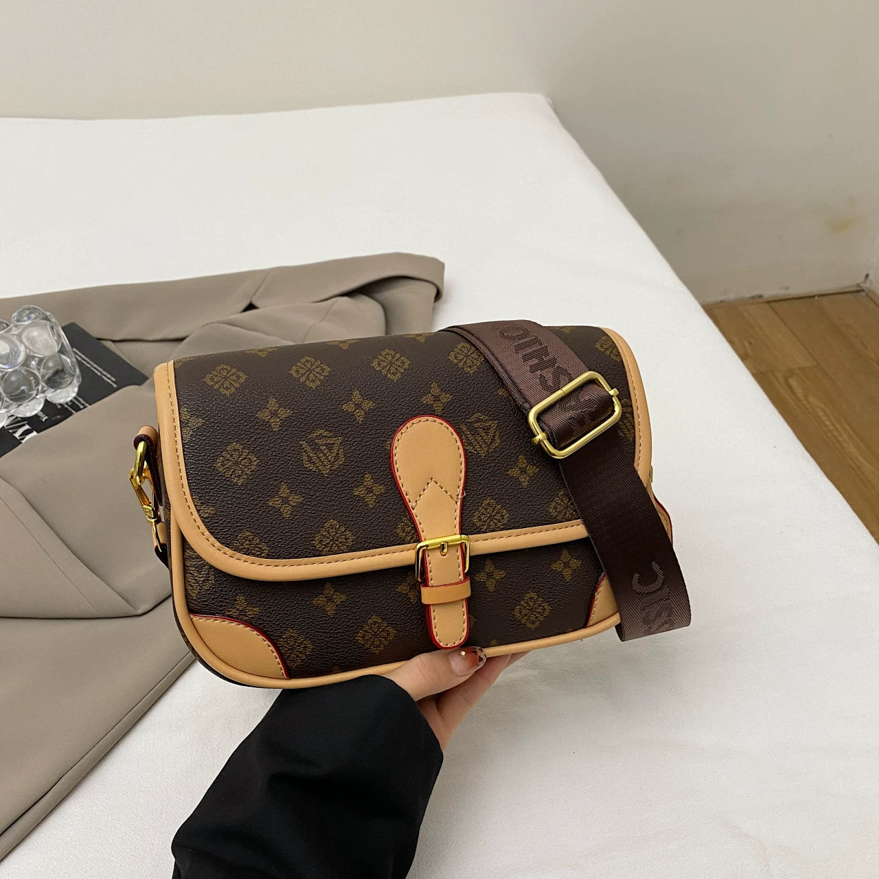 2025 New Wide Shoulder Strap Color Block Bag for Women, Super Popular, Luxury, Niche, High-Cheap, Stylish Shoulder Bag