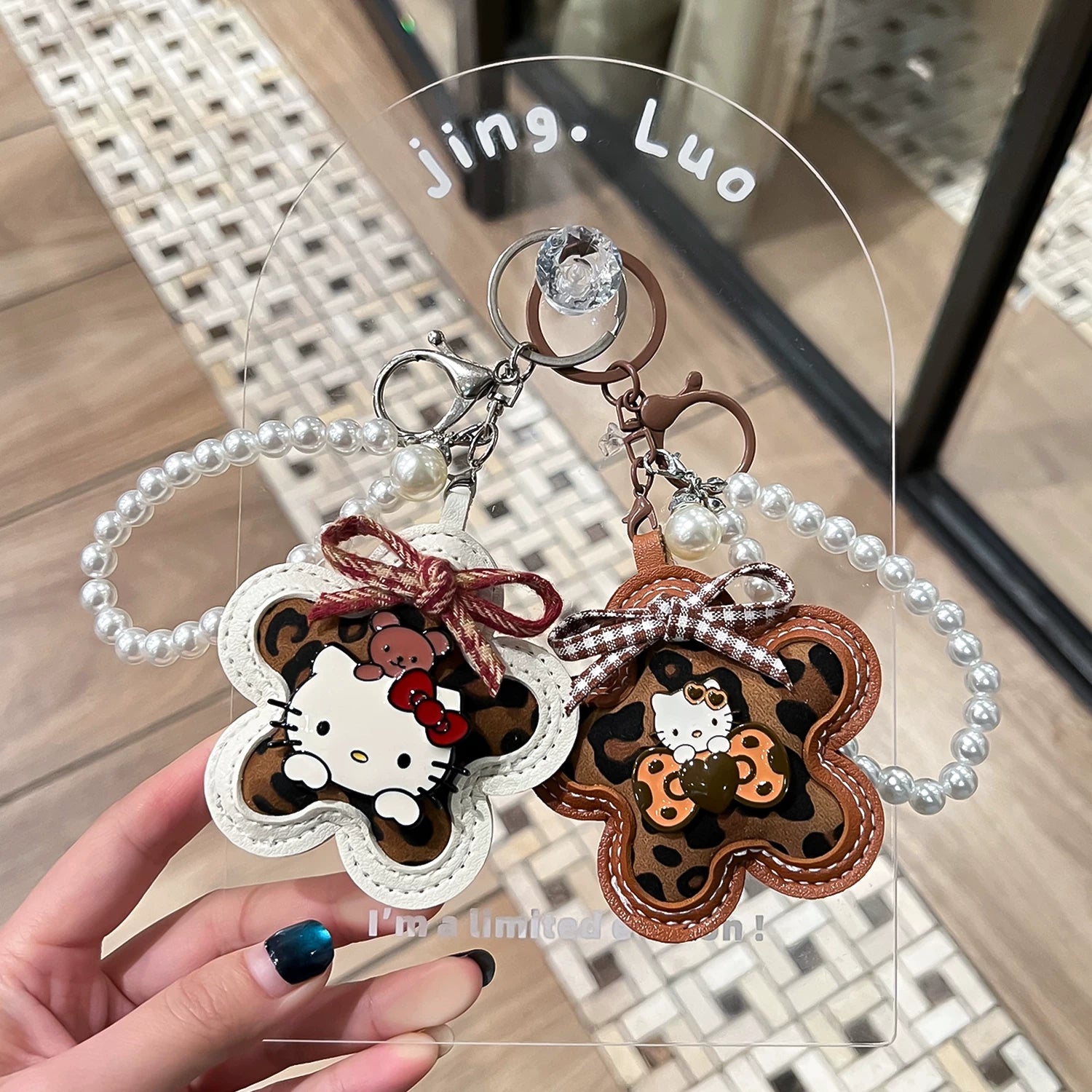 Bəbir naxışlı Hello Kitty açar zənciri, dəri muncuqlu, şirin cütlük kulonu, 2026-cı il yeni Hello Kitty qadınlar üçün bəzək.