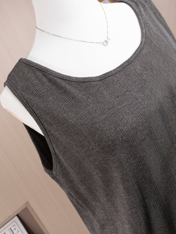 Böyük ölçülü qadın dairəvi yaxalı qolsuz mayka, yeni yay üslubunda, arıqladıcı və geniş formada, çöldə geyinmək üçün idealdır.