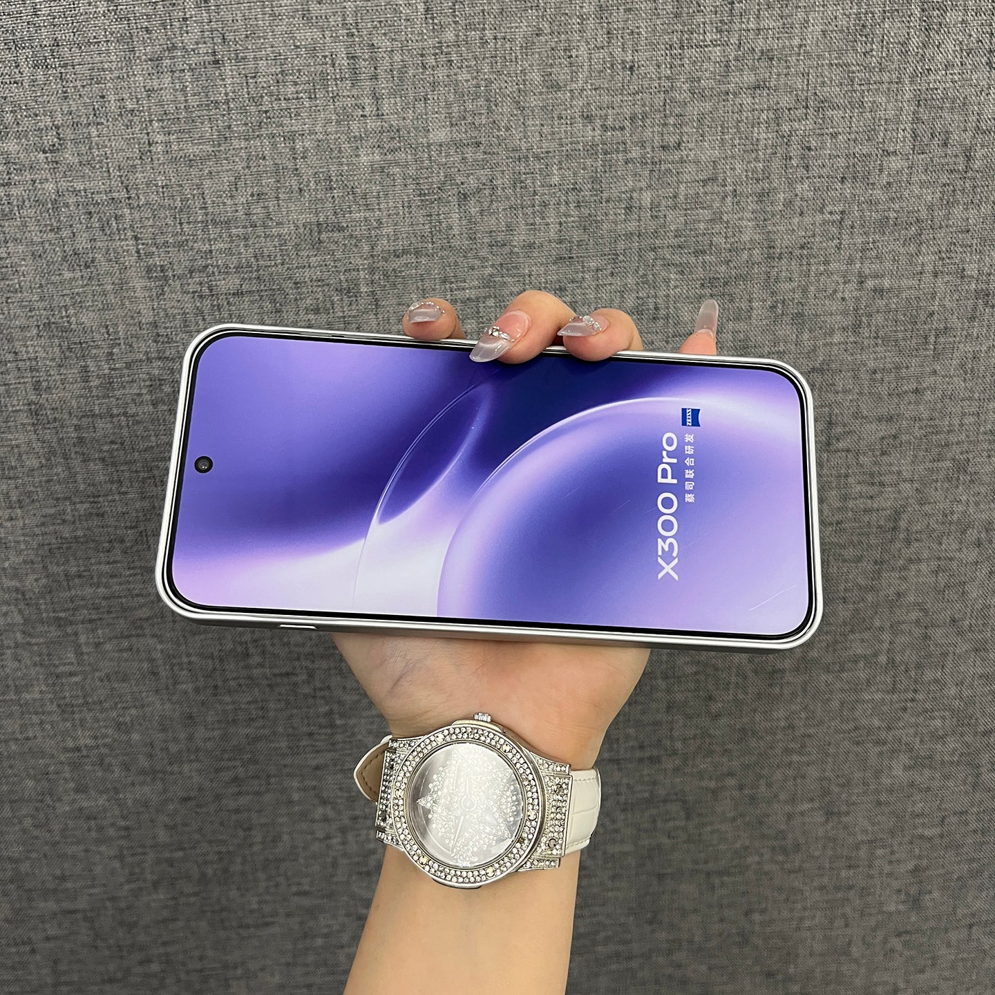 Üç Balıq [High-end Lychee Leather Magnetic Elegant White] vivox300ultra/x300/200p mobil telefon qutusu üçün uyğundur, yeni stil, lüks, düşməyə qarşı, hər şey daxil qoruyucu örtük, kişilər və qadınlar üçün dəbdədir