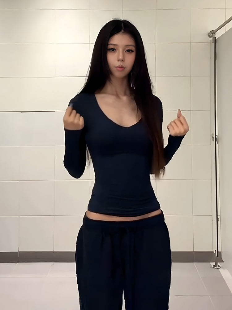 Qadınlar üçün Amerika üslubunda seksual V-yaxalı uzunqol futbolka, 2025-ci ilin payızının əvvəlləri üçün yeni model, incə oturuşlu, elastik bel çəkən köynək.