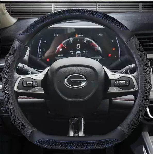 GAC Trumpchi GS4 MAX üçün uyğun olan bu, avtomobil modifikasiyası üçün hazırlanmış yeni EMKOO sükan örtüyüdür.