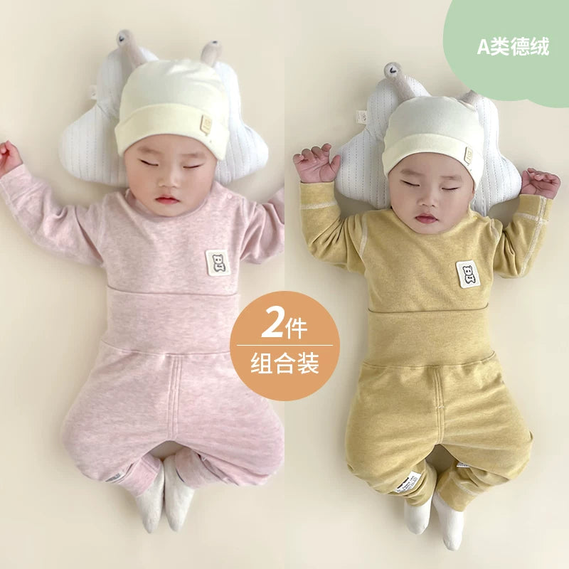 Qış üçün qalınlaşmış flis astarlı, sıx oturan termal alt paltarı, iki hissəli termal üst geyim və şalvarlı körpə geyim dəsti.