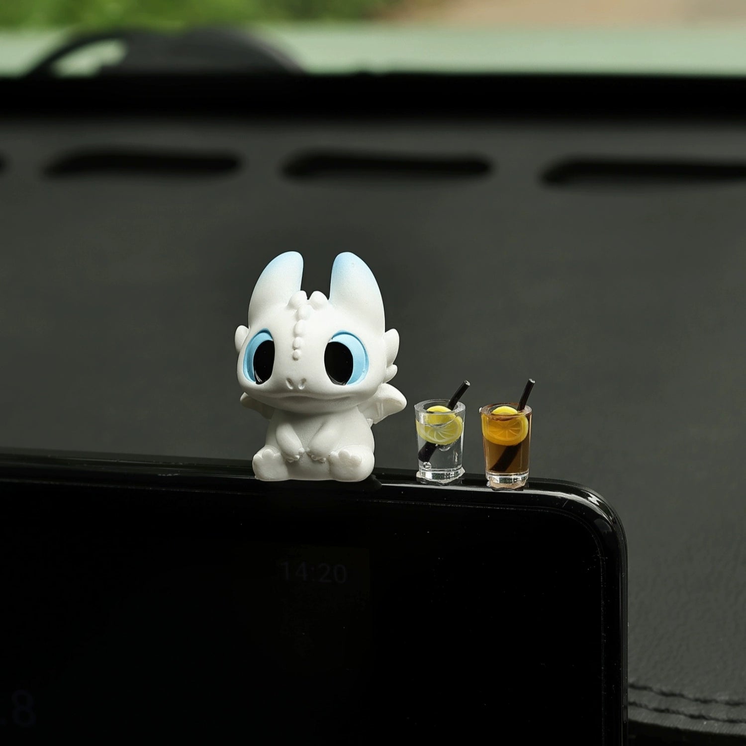 Avtomobil Aksesuarları Ağ-Qara Kiçik Uçan Əjdaha Sevimli Kukla Avtomobil Mərkəzi Konsolu Kukla Ekranı Yatan Dekorasiya