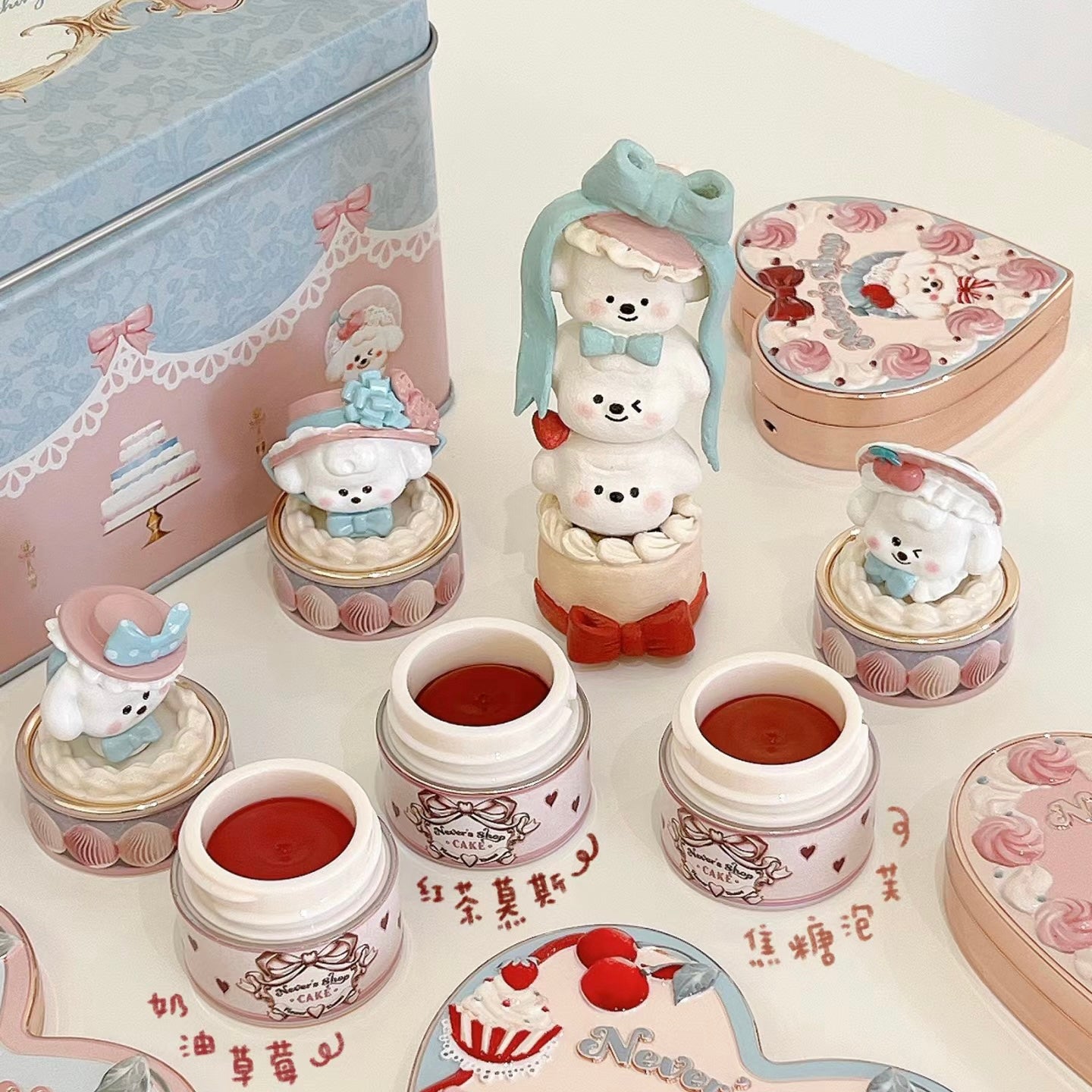 Huazhixiao Naiva Shop-un yeni dodaq boyası və göz kölgəsi, məxmər kimi mat relyefli ənlik, dərini parlaqlaşdıran və gücləndirən məhdud sayda periferik güzgülər.