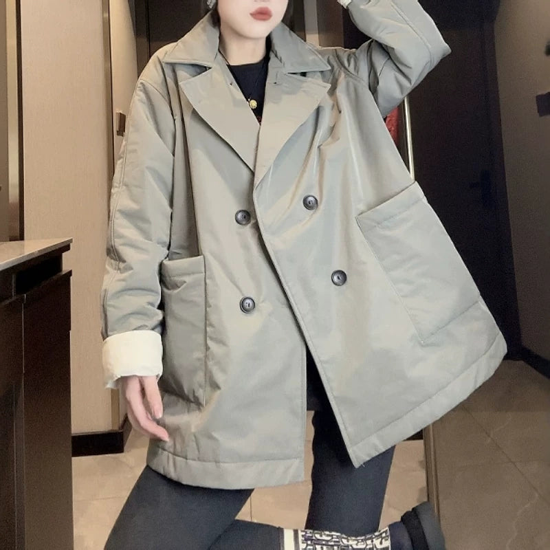 Avropa üslubunda qadınlar üçün orta uzunluqlu trençkot, 2026-cı ilin yaz yeni modeli, böyük ölçüdə, Koreya üslubunda, boş formada, zərif yaxalıqlı top.