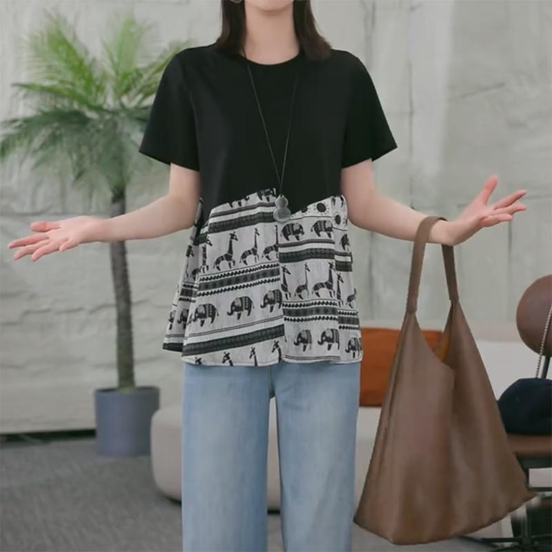 Böyük ölçülü, geniş bədən formasında, yamaqlı qısaqollu qadın köynəyi, yeni yay stili, arıqladıcı retro naxışlı top.