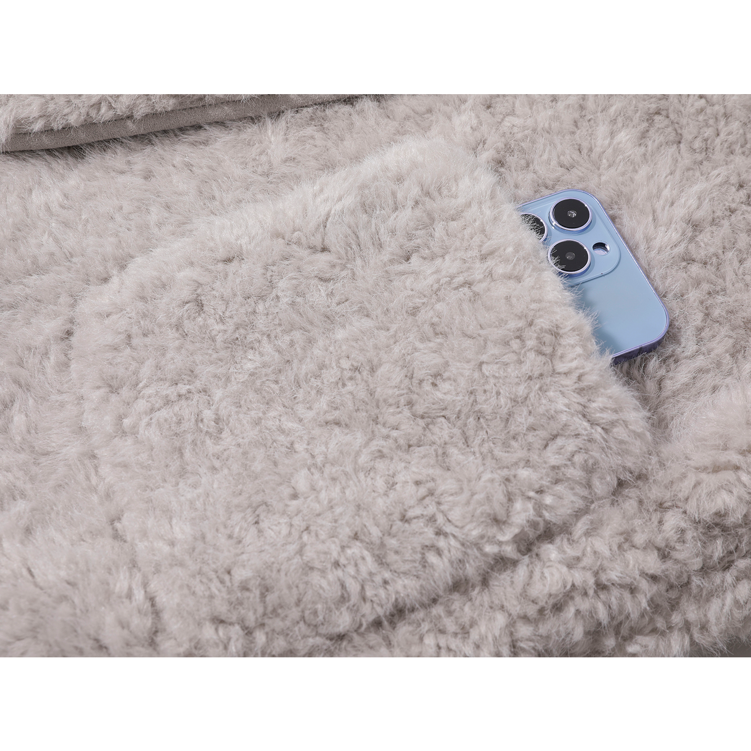 Cholisa-nın qadınlar üçün unikal və gözəl qış erkən paltosu, qalın, isti, Koreya üslubunda quzu yunundan və xəzdən hazırlanmışdır.